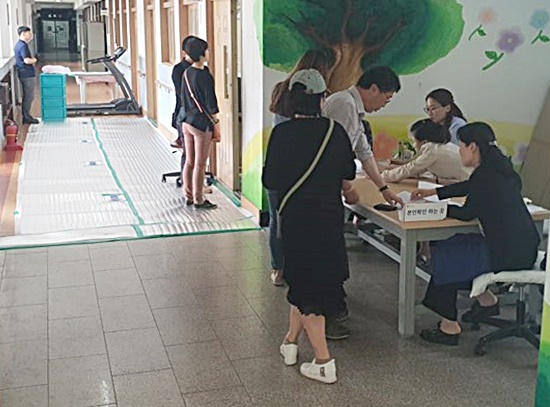 13일 유권자들이 대전시 서구 월평3동 제2투표소를 찾아 소중한 한 표를 행사하고 있다.<br>