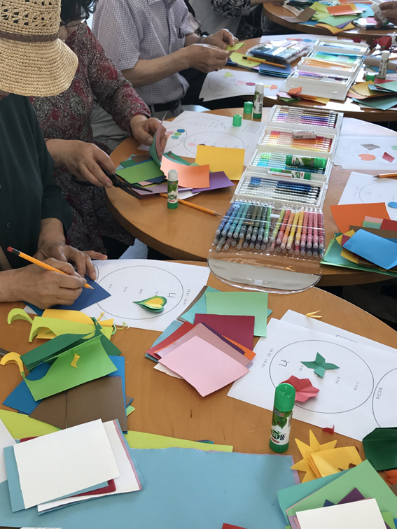 이응노미술관에서 진행하는 '동그라미 속 나의 감정그리기' 프로그램에 참여한 시민들이 작품제작에 집중하고 있다.