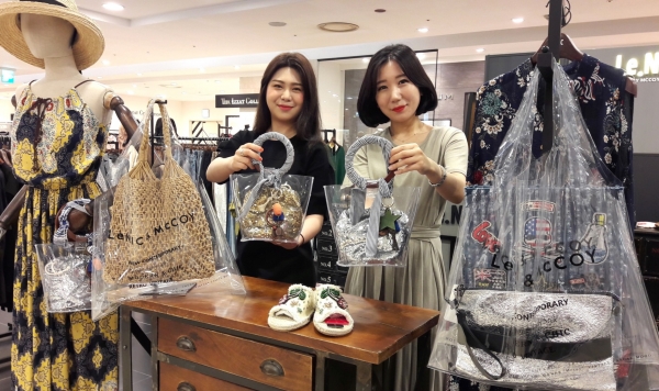 롯데백화점 대전점 3층 여성패션 매장에서는 최근 유행하는 투명백을 다양하게 선보이고 있다.