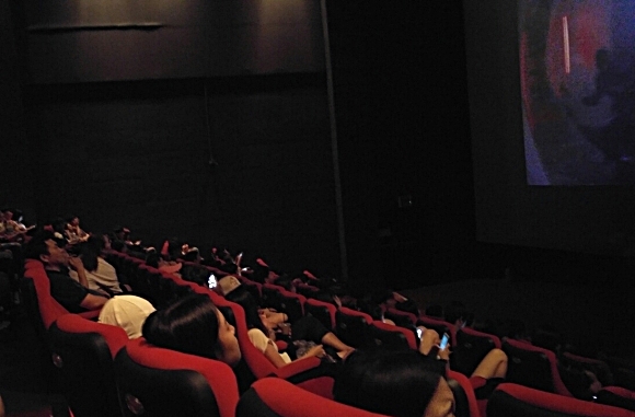 CGV가 영화 관람료를 인상한다고 발표하자 누리꾼들이 불만을 토로하고 있다. 사진은 관람객들이 영화관람을 하는 모습./충남일보 이훈학 기자