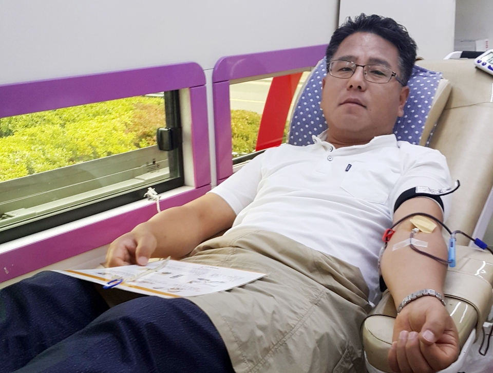 농협 서산시지부 직원이 헌혈을 하고 있는 모습.[사진=농협 서산지부 제공]