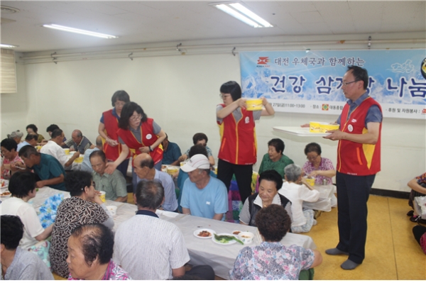 대전우체국은 유난히 무더운 지난 27일 중복을 맞이하여 직원들과 함께 대전시 동구에 위치한 대동종합사회복지관을 찾아‘사랑나눔 봉사활동’을 펼쳤다.