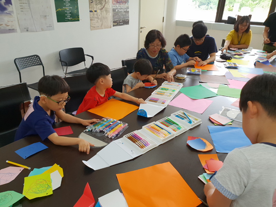 이응노미술관의 '우리 가족 무지개 나무' 미술체험에 참가한 가족들이 작품만들기에 집중하고 있다.