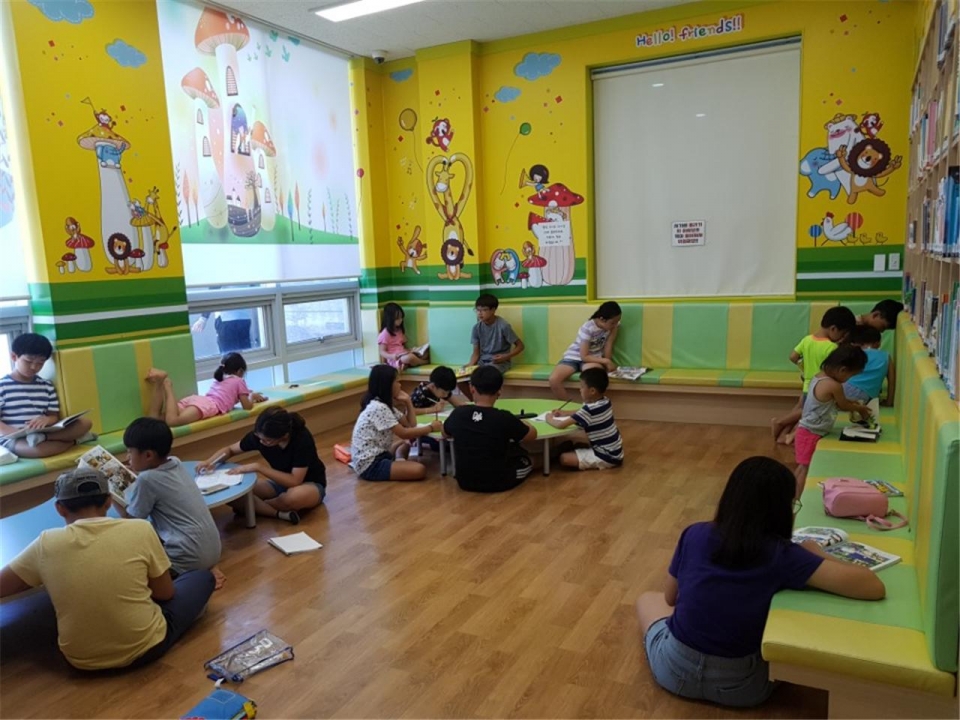 ▣ 관련사진 : 유아놀이방에서 독서하고 있는 이용자 모습