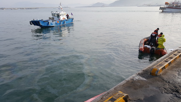 해야오염신고로 현장에 출동한 해양경찰