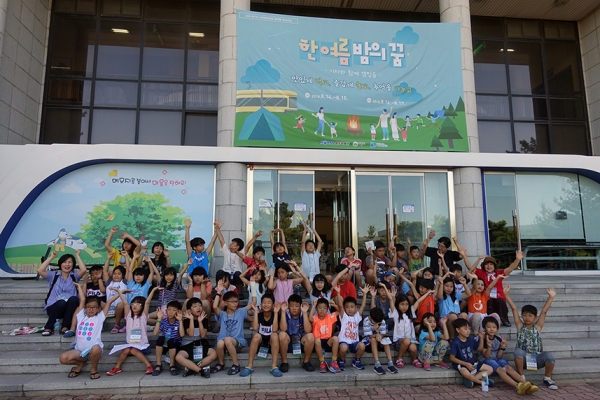 코레일 철도박물관은 지난 14일부터 17일까지 2차에 걸쳐 철도박물관(경기 의왕시)에서 지역아동센터 어린이와 주민 100여명을 초청해 1박2일 여름캠핑을 함께했다.