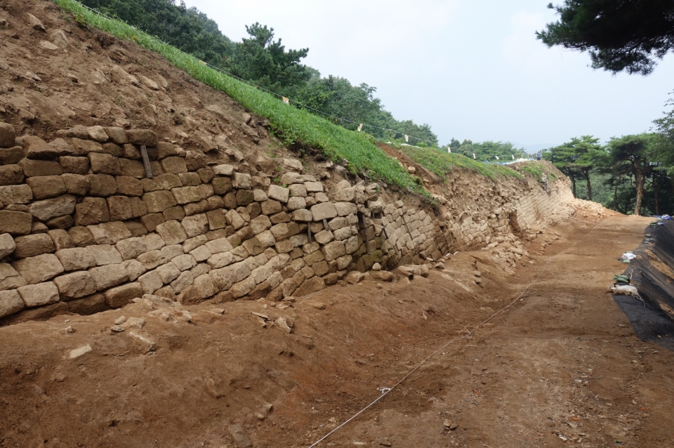 가림성 5차 발굴조사 성벽 및 기단 보축성벽 전경