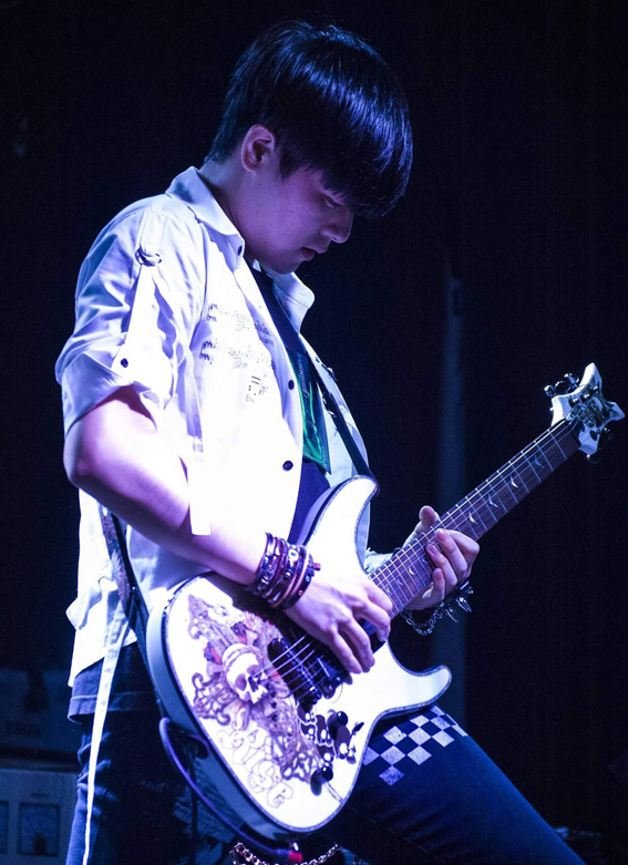 대전문화재단의 차세대 아티스타로 선정된 기타리스트 윤수찬의 연주 모습