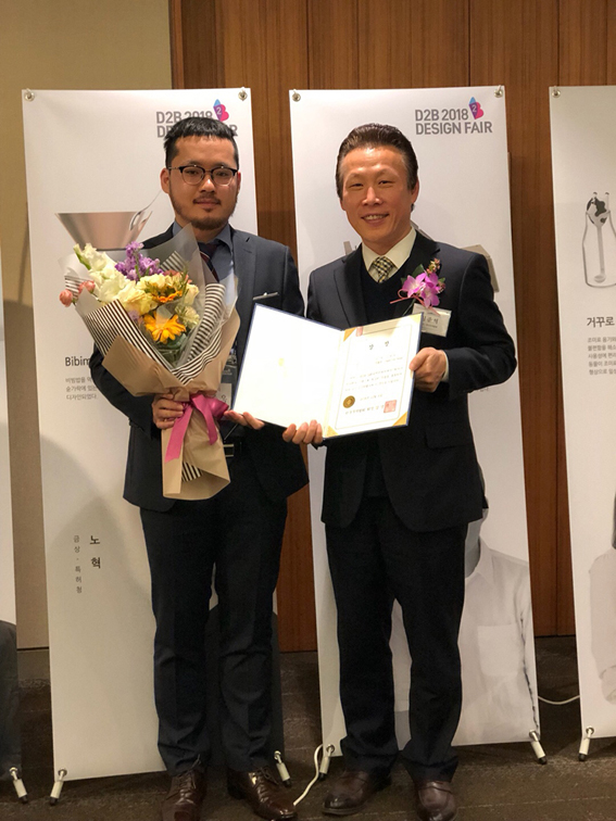 지난 6일 열린 ‘2018 D2B 디자인페어’에서 금상을 수상한 산업디자인학과 김종욱 학생(왼쪽)이 무역협회 관계자와 함께 기념촬영을 하고 있다.