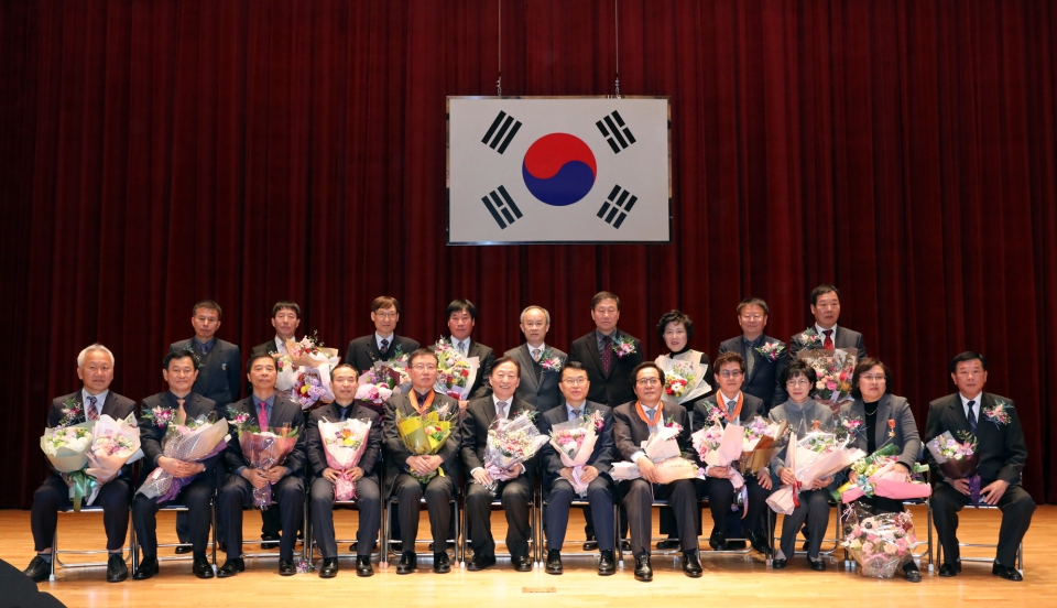 31일 정부포상 수상자들이 기념 단체 사진을 찍고 있다.(사진=대전교육청 제공)