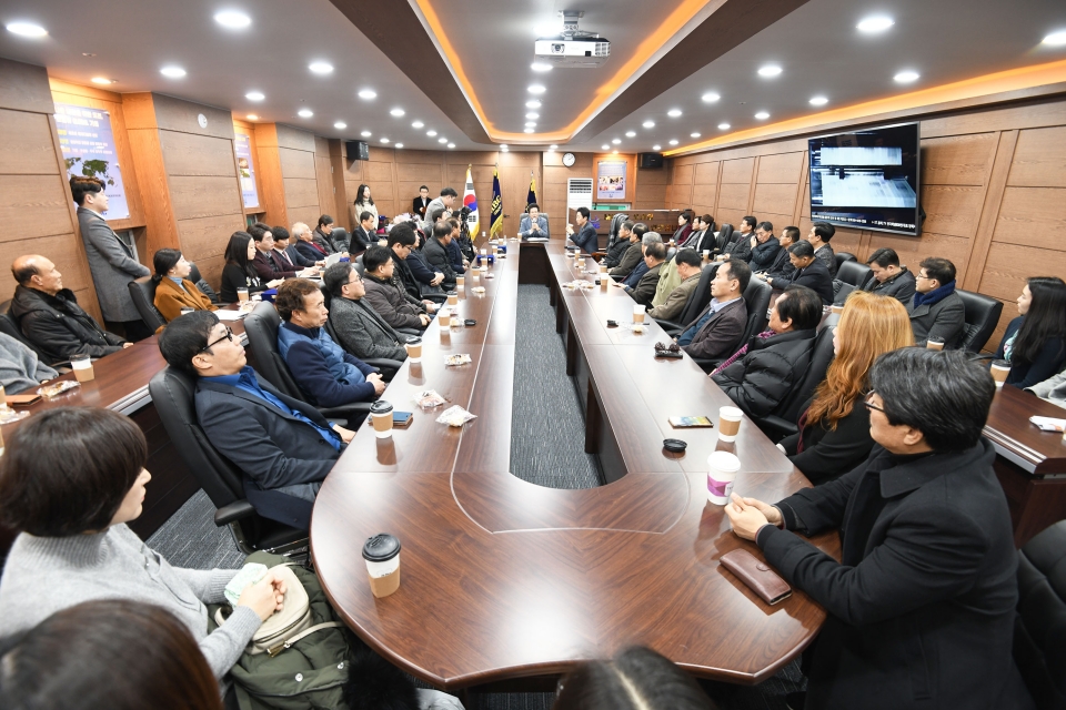 충남일보는 4일 대전 본사 회의실에서 임직원 100여 명이 참석한 가운데 시무식을 개최했다.