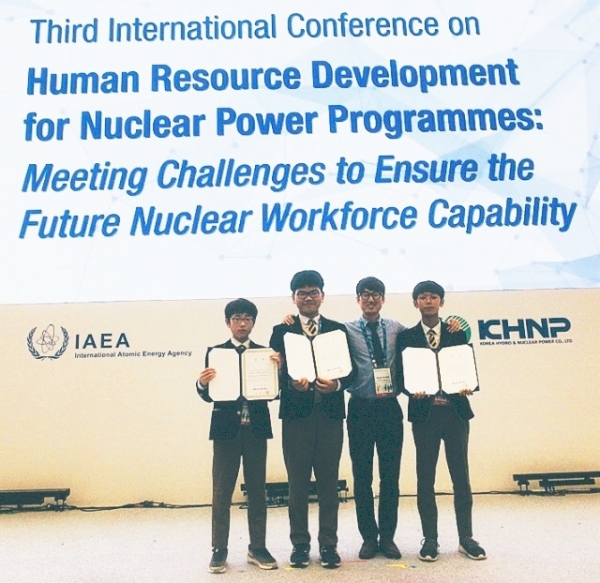 새롬중 과학동아리 SSG 학생들이 지난해 5월 경주 한국수력원자력(KHNP)과 국제원자력기구(IAEA)가 주최하고 60여 개국 중고등학생 188개 팀이 참여한 「2018 KHNP-IAEA HRD(인력양성) 컴퍼런스」 학생경진대회에 한국 대표로 참여해 국내 우수팀에 선정됐다.
