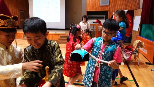 세종시 학생들이 다문화 체험 프로그램에 참여하고 있는 장면