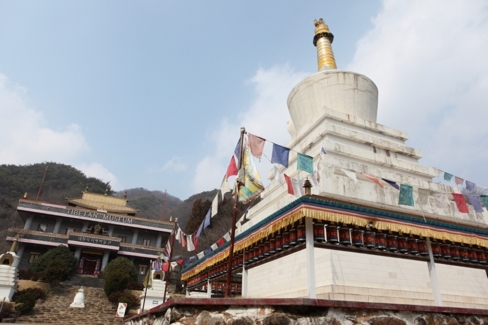 티베트 불탑인 수미광명탑과 대원사티벳박물관