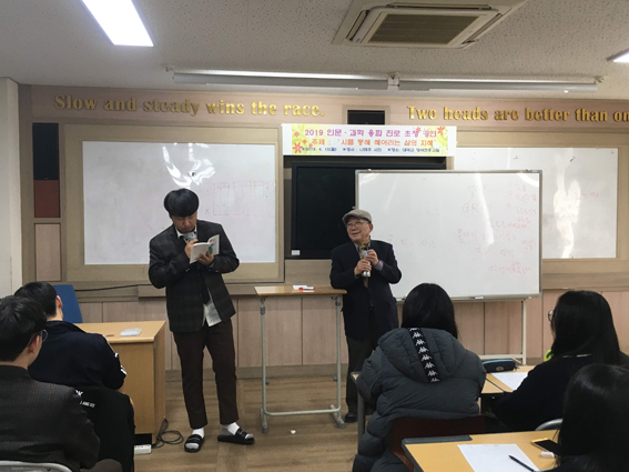 대전 대덕고등학교는 15일 풀꽃으로 유명한 나태주 시인을 초청, 학생들과 만남의 시간을 가졌다.