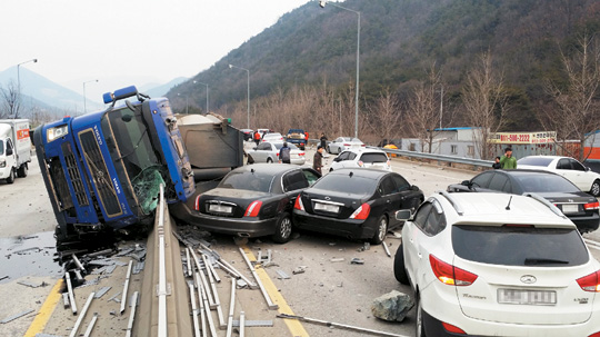 고속도로 정체구간의 차량 추돌사고로부터 국민의 안전을 지키기 위해 24일부터 고속도로 정체 알림 서비스가 시행된다.