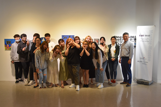 목원대 한국화 전공 ‘2019 K-ART 멘토링전’ 참여 학생들이 기념촬영을 하고 있다.