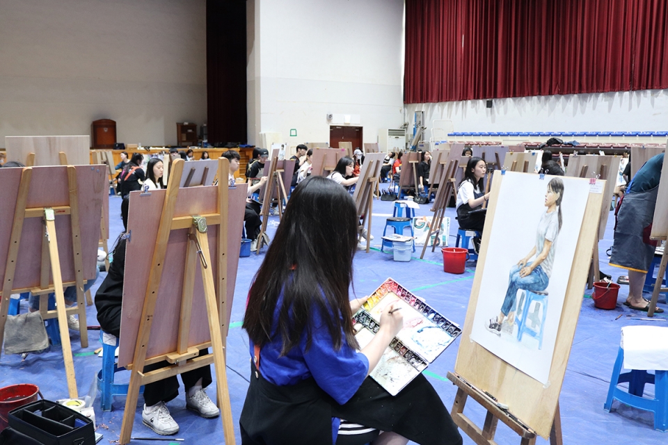 1일 열린 목원대 전국 중‧고생 미술실기대회 참가자들이 그림을 그리고 있다.(사진=목원대 제공)