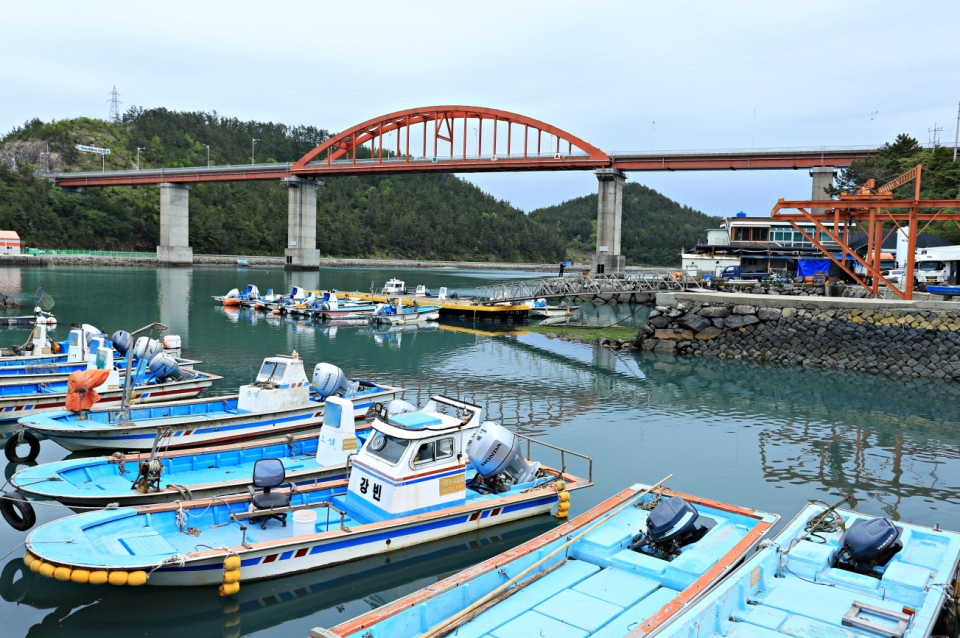 고금도는 3개의 다리를 통해 육지 및 주변 섬과 연결된다._김수진 촬영(사진=한국관광공사 제공)
