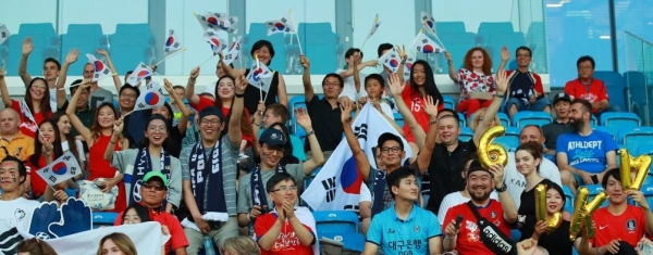 11일 오후(현지시간) 폴란드 루블린 경기장에서 월드컵 4강전 한국과 에콰도르의 경기시작에 앞서 한국 응원단이 선수들을 향해 열띤 응원전을 펼치고 있다.[사진=연합뉴스]