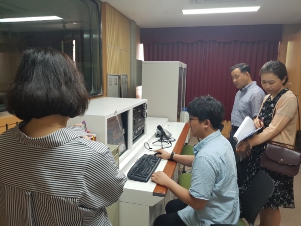 지난 20일 세종시 수능 시험장 학교 방송시설을 점검하고 있는 모습.