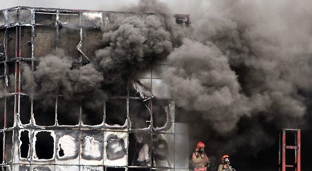 119 화재진압 대원들이 대전 서구 한 건물 증축 공사현장에서 발생한 화재 진화작업을 하고 있다.[사진=연합뉴스]