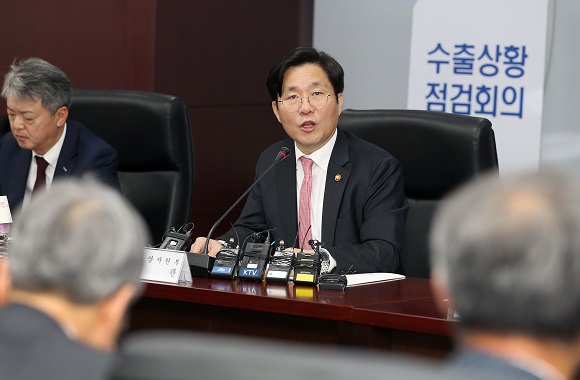 성윤모 산업통상자원부 장관이 1일 오후 서울 무역보험공사 대회의실에서 열린 수출상황 점검회의를 주재하고 있다.