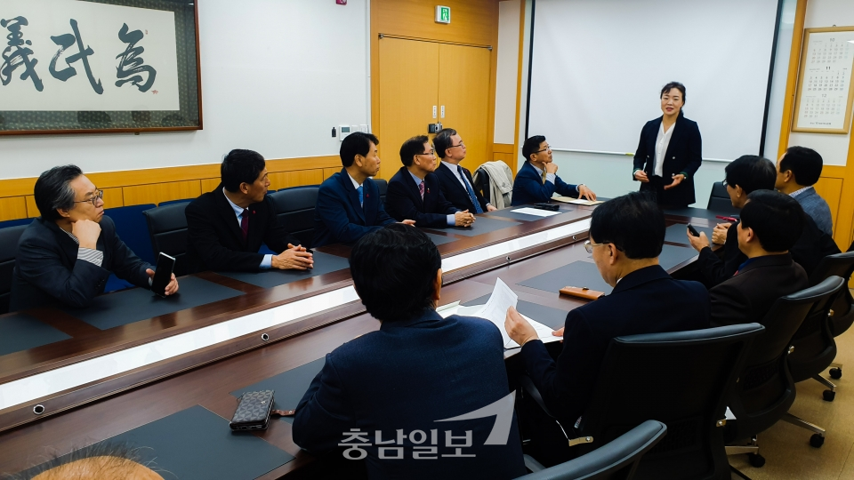 ▲유성구 시의회 행정자치위 부위원장 윤정희 의원과 만나 대화하는 모습