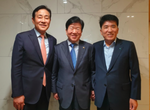 더불어민주당 박병석 의원(가운데)이 하나금융그룹 김정태 회장과 함영주 부회장을 만났다. [사진=박병석 의원실 제공]
