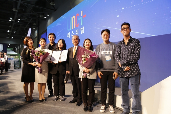 LINC+페스티벌 수상식에서 유재원 총장(중앙), 김차근 산학협력처장(왼3)과 수상자들의 기념사진 모습.