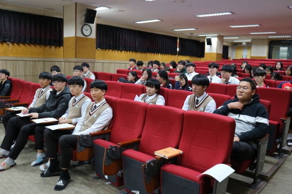 사진은 한국원자력연구원과 한국기계연구원의 전문가들의 강연을 경청하고 있는 도담고 학생들