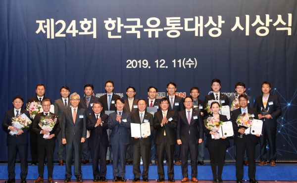 한국농수산식품유통공사(aT)는 11일‘제24회 한국유통대상’에서 글로벌화·수출촉진 분야 국무총리 표창을 수상했다. aT 유병렬 수출사업처장(2번째줄 우측에서 6번째)
