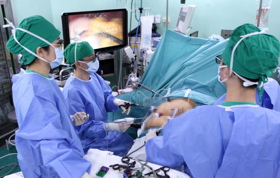 김동욱 교수(가운데)가 3D 복강경을 이용해 비만대사수술을 시행하고 있다.