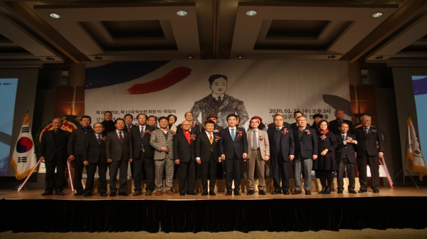 박수현 전 청와대 대변인이 김상옥의사기념사업회 제11대 회장에 취임과 함께 행사를 마친 뒤, 참석자들과 기념사진을 직고 있다.