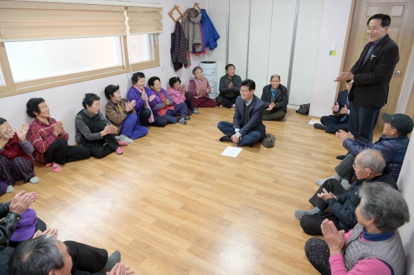 김정섭 시장이 13번째 연두순방으로 우성면을 찾아 지역 어르신들과 대화의 시간을 마련하고 있는 모습.