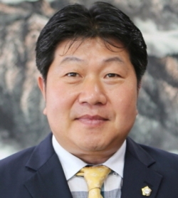 인치견 천안시의회 의장.