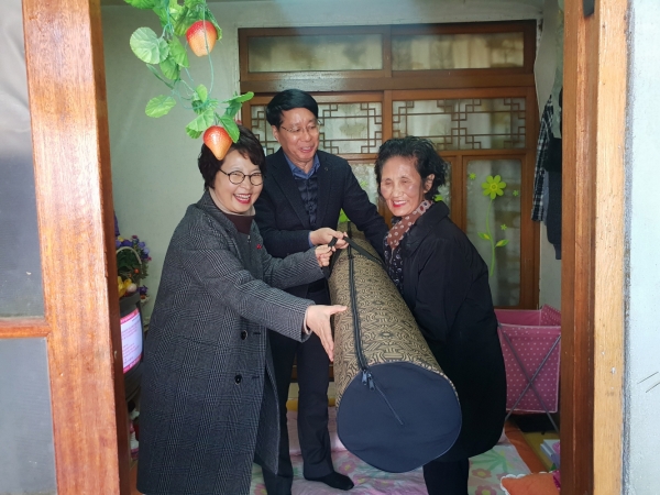 김종문 시민자치국장이 관내 취약계층 가구를 방문, 올 겨울 난방용품을 전달하는 모습.