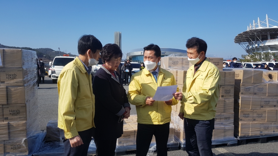 박정현 부여군수, 긴급 방역물품 지원 현장점검을 통해 지역민들의 균형 있는 물품 배급에 차질이 없도록 보급 절차에 대해 확인하고 있다.