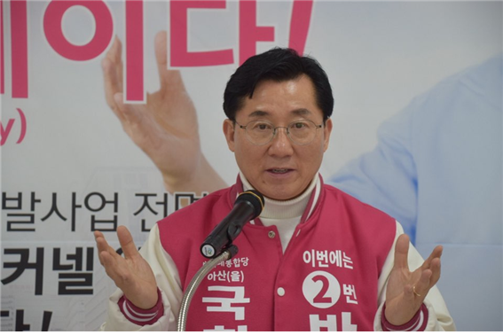 기자회견하는 박경귀 미래통합당 아산시을 국회의원 예비후보(사진= 박경귀 동행캠프)