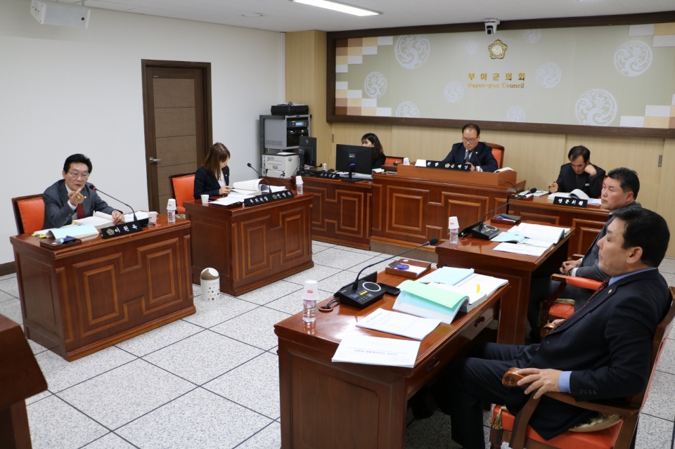 ▣ 관련사진 : 부여군 의회 상임위 예산심의 장면