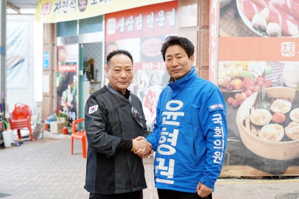 윤형권 후보(우측)와 조영준 대평전통시장 상인회 회장