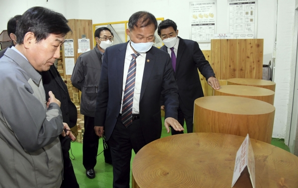 박종호 산림청장(가운데) 코로나19 여파 목재산업체 피해 현황을 점검하고있다. 사진=산림청 제공