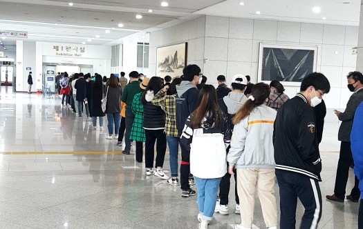 코로나19로 사상 유례없는 사전투표율을 기록한 21대 총선에서 유권자들이 사전투표를 위해 길게 줄을 선 대전시청 투표소.