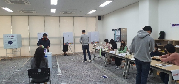 세종 중촌5동 투표소에서 투표하는 모습
