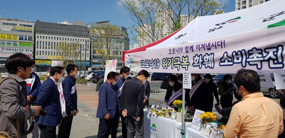 청양군이 지난 18일과 19일 세종시 로컬푸드직매장 도담점과 아름점 2곳에서 화훼농가 돕기 봄꽃 특별판매전을 개최했다.