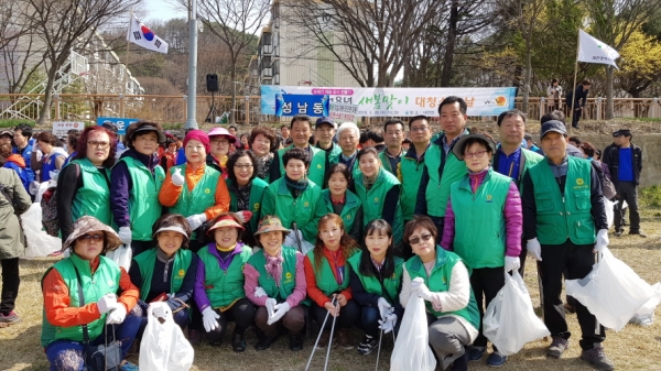 새마을운동대전동구지회는 28일 대전천에서 동구청 주관으로 실시한 새봄맞이 대청소의날 행사에 새마을협의 부녀회원 200여명이 참여하여 대청소를 실시했다.