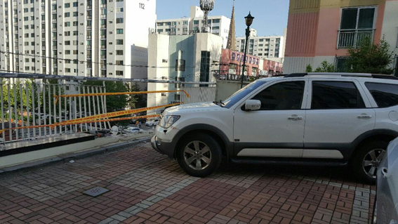 지난 23일 오후 대전 서구의 한 아파트 주차장에서 차량이 난간을 뚫고 나가는 사고가 발생, 통제선이 쳐 있다. [독자 제공=연합뉴스]