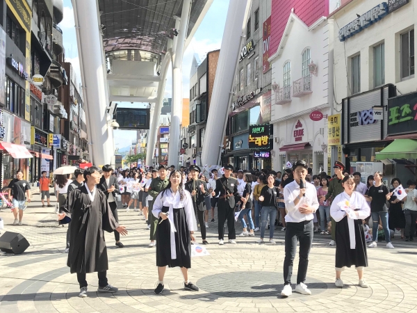 대전 고등학교 학생회장 연합회 회원 및 대전시민이 대전 은행동 으능정이 거리에서 광복절 행사를 기념하기 위해 독립투사 분장을 하고 연극을 진행하고 있다.