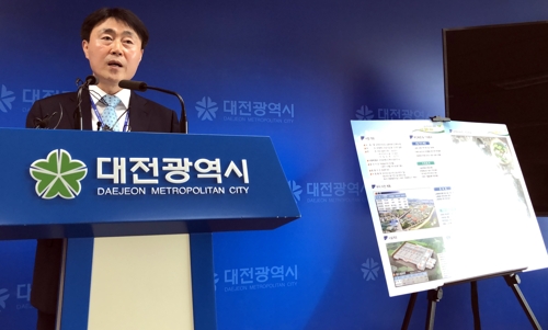 ​손철웅 대전시 환경녹지국장이 23일 대전시청 브리핑룸에서 "하수처리장 이전·현대화사업은 민영화가 아니다"라고 강조하고 있다. ​