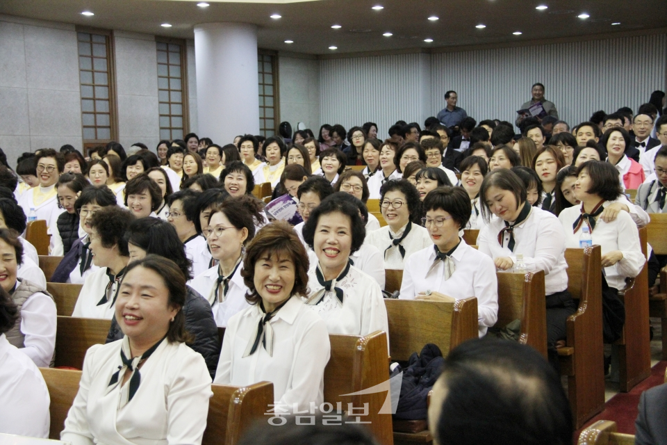 북방선교와 미자립교회 후원을 위한 제27회 남부연회 찬양제가 10월 26일 대전 서구 용문동 소재 천성교회 본당에서 1000여명이 참석한 가운데 성대하게 개최됐다.